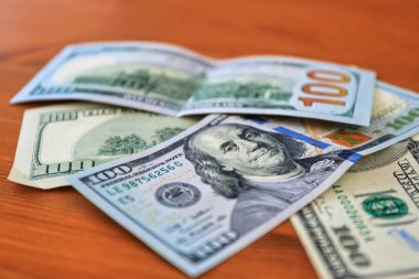 100 dolarlık banknotlar evdeki masada.