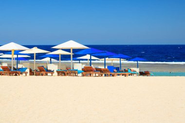 Marsa Alam, Mısır 'da Kızıldeniz' de şemsiyeli güneşli plaj