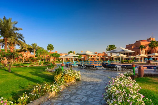 エジプトのマルサ アラム 2023年5月7日 エジプトのマルサ アラムの紅海によるアカシア スイス リゾートの美しい庭園 — ストック写真