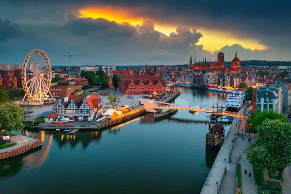 Ciudad Vieja Gdansk Reflejada Río Motlawa Atardecer Polonia —  Fotos de Stock
