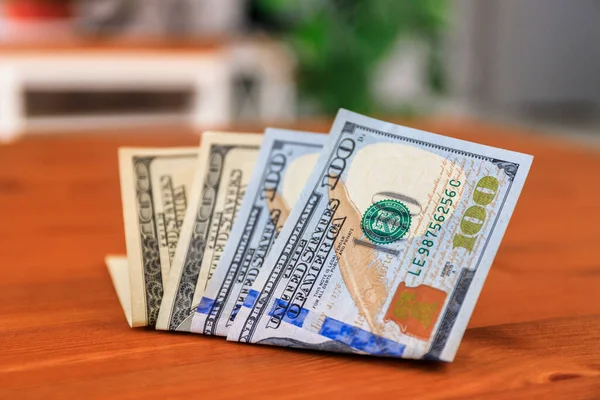 100 Dolarlık Banknotlar Evdeki Masada — Stok fotoğraf