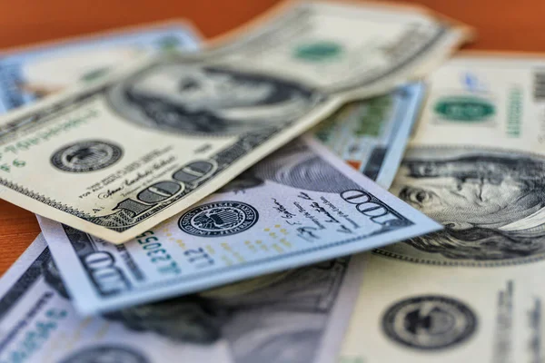 100 Dolarlık Banknotlar Evdeki Masada — Stok fotoğraf