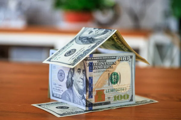 Dom Zaaranżowany Banknotów 100 Dolarów Jako Symbol Pożyczki Zakup Domu — Zdjęcie stockowe