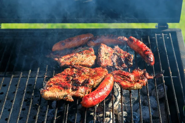 烧烤时的烤猪肉及腊肠 — 图库照片
