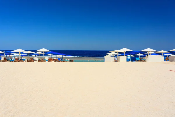 Ηλιόλουστη Παραλία Ομπρέλες Στην Ερυθρά Θάλασσα Στο Marsa Alam Αίγυπτος — Φωτογραφία Αρχείου