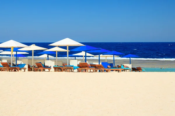Solig Strand Med Parasoller Röda Havet Marsa Alam Egypten — Stockfoto