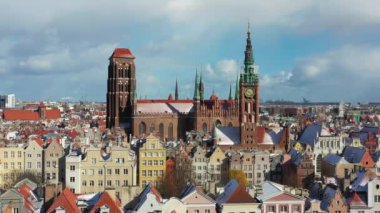 Karlı bir kış günü Polonya 'nın Gdansk şehrinin güzel manzarası.
