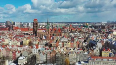 Karlı bir kış günü Polonya 'nın Gdansk şehrinin güzel manzarası.
