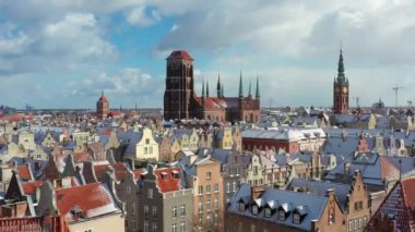 Karlı bir kış günü Polonya 'nın Gdansk şehrinin güzel manzarası.