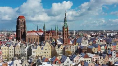Karlı bir kış günü Polonya 'nın Gdansk şehrinin güzel manzarası.