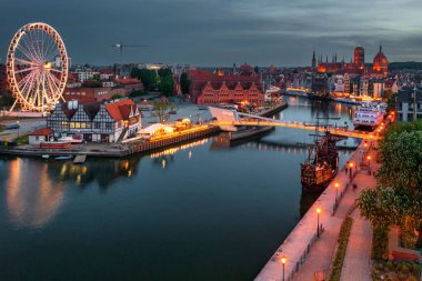 Gdansk, Polonya - 21 Mayıs 2023: Eski Gdansk kasabası Polonya 'nın batısında Motlawa nehrine yansıdı.