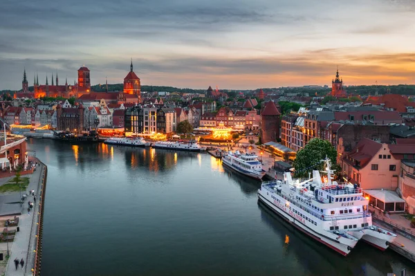 Gdansk Lengyelország Május 2023 Óváros Gdansk Tükröződik Motlawa Folyó Alkonyatkor — Stock Fotó