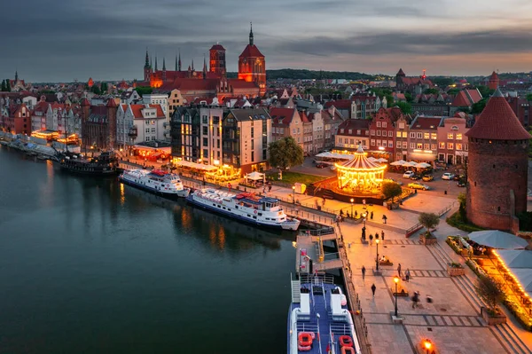 グダニスク ポーランド 2023年5月21日 旧市街グダニスクは ポーランドの夕暮れ時にモトラワ川に反映されます — ストック写真