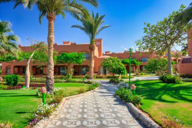 Marsa Alam, Mısır - 8 Mayıs 2023: Marsa Alam, Mısır 'da Kızıldeniz kıyısındaki Akassia İsviçre Resort' unun güzel bahçeleri.