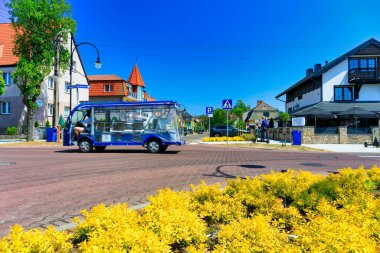 Leba, Polonya - 8 Haziran 2023: Polonya 'nın Baltık Denizi kıyısındaki Leba kasabasındaki turistler. Leba, Polonya 'da Baltık Denizi kıyısında popüler bir turizm beldesi..