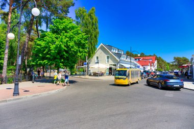 Leba, Polonya - 8 Haziran 2023: Polonya 'nın Baltık Denizi kıyısındaki Leba kasabasındaki turistler. Leba, Polonya 'da Baltık Denizi kıyısında popüler bir turizm beldesi..