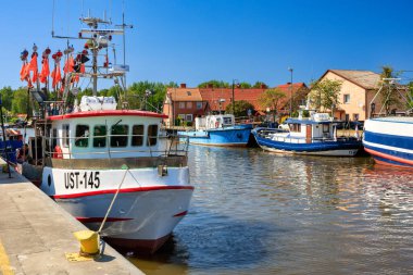 Leba, Polonya - 8 Haziran 2023: Polonya 'nın Baltık Denizi kıyısındaki Leba kasabasındaki gemiler. Leba, Polonya 'da Baltık Denizi kıyısında popüler bir turizm beldesi..