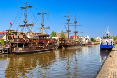 Leba, Polonya - 8 Haziran 2023: Polonya 'nın Baltık Denizi kıyısındaki Leba kasabasındaki gemiler. Leba, Polonya 'da Baltık Denizi kıyısında popüler bir turizm beldesi..