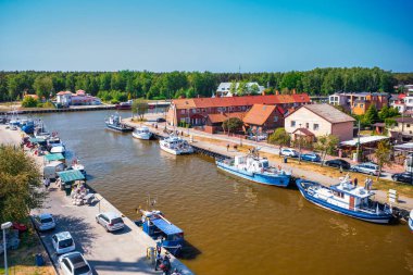 Leba, Polonya - 8 Haziran 2023: Polonya 'nın Baltık Denizi kıyısındaki Leba kasabasındaki gemiler. Leba, Polonya 'da Baltık Denizi kıyısında popüler bir turizm beldesi..