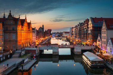 Gün batımında Motlawa nehrinin yanındaki ana şehir Gdansk, Polonya
