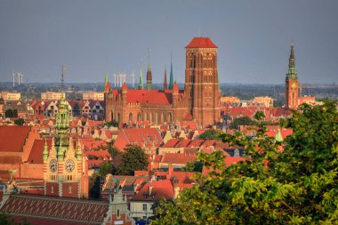 St. Mary Bazilikası ile Gdansk 'ın güzel şehri ve Belediye Binası, Polonya.