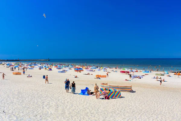 ポーランド レバノン 2023年6月8日 ポーランド レバノンのバルト海の夏のビーチで観光客 レバはポーランドのバルト海によって人気のある観光地です — ストック写真