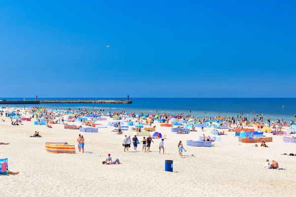 Leba Polska Czerwca 2023 Turyści Letniej Plaży Morza Bałtyckiego Lebie — Zdjęcie stockowe