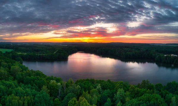 Ειδυλλιακό Ηλιοβασίλεμα Πάνω Από Λίμνη Στην Πολωνία — Φωτογραφία Αρχείου