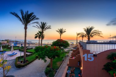 Marsa Alam, Mısır - 10 Mayıs 2023: Marsa Alam, Mısır 'da Kızıldeniz kıyısındaki Akassia İsviçre Tatil Köyü' nün güzel plaj bölgesi.