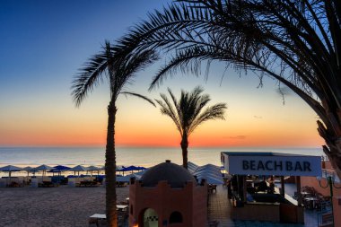 Marsa Alam, Mısır - 10 Mayıs 2023: Marsa Alam, Mısır 'da Kızıldeniz kıyısındaki Akassia İsviçre Tatil Köyü' nün güzel plaj bölgesi.