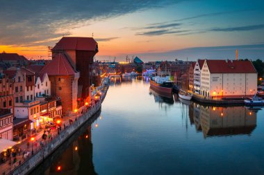 Gdansk, Polonya - 17 Haziran 2023: Polonya 'nın Motlawa Nehri üzerindeki tarihi limanı Crane olan Ana Gdansk Kasabası, Polonya.