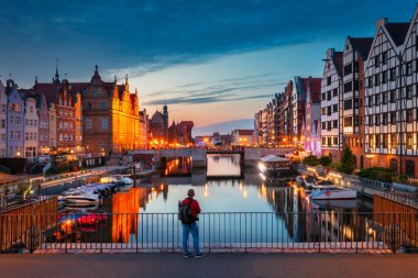 Gdansk, Polonya 'da Motlawa nehrinin kıyısındaki köprüde bir adam var.