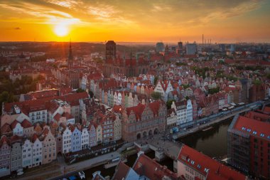 Günbatımında ana şehir Gdansk, Polonya