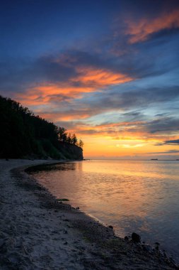Polonya 'nın Gdynia Orlowo kentindeki Baltık Denizi uçurumunda gün doğumu