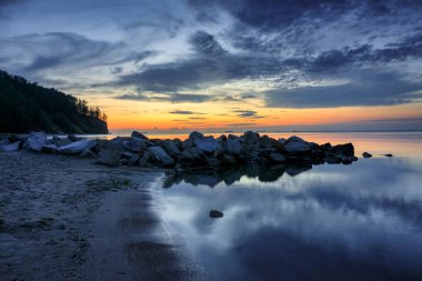 Polonya 'nın Gdynia Orlowo kentindeki Baltık Denizi' nde gün doğumu