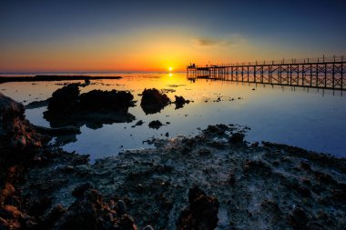 Marsa Alam 'daki Kızıldeniz' in güzel kıyı şeridi güneş doğarken, Mısır