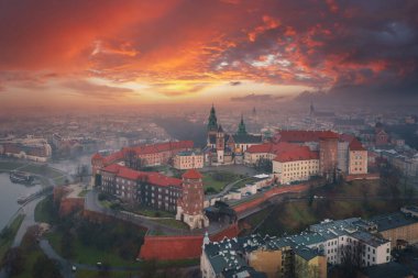 Krakow 'daki Wawel Kalesi' nde güzel bir gün doğumu. Polonya
