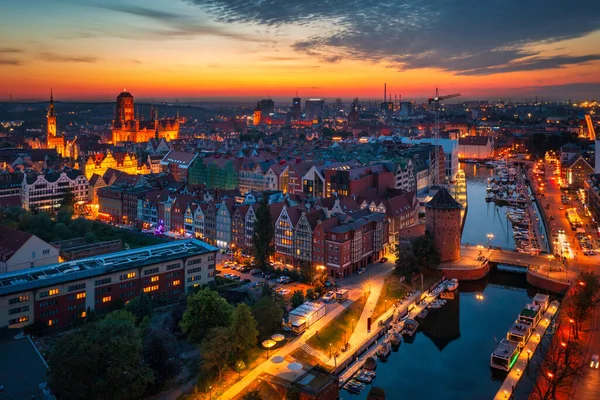 Gün batımında Motlawa nehrinin yanındaki ana şehir Gdansk, Polonya.
