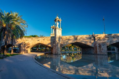 Valencia, İspanya 'daki Turia Parkı üzerindeki köprülerin güzel mimarisi