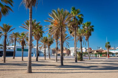 Valencia, İspanya 'daki Playa de las Arenas plajında güzel bir yarık.