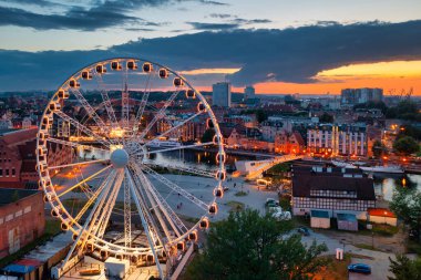 Günbatımında Motlawa nehrinin yanındaki ana şehir Gdansk, Polonya.