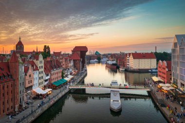 Günbatımında tarihi liman Crane ile Gdansk 'ın ana şehri. Polonya