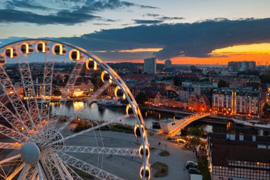 Günbatımında Motlawa nehrinin yanındaki ana şehir Gdansk, Polonya.