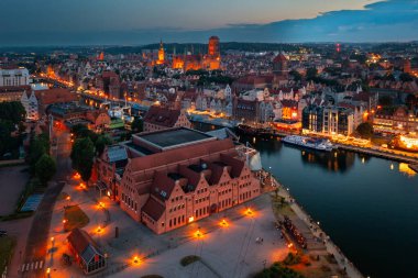Günbatımında Motlawa nehrinin yanındaki ana şehir Gdansk, Polonya.