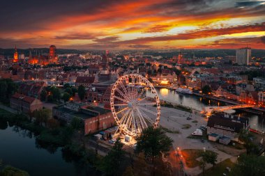 Günbatımında Motlawa nehrinin yanındaki ana şehir Gdansk, Polonya.
