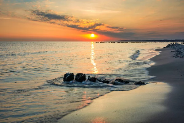 Όμορφη Ανατολή Στην Παραλία Του Καλοκαιριού Στη Βαλτική Θάλασσα Στην — Φωτογραφία Αρχείου
