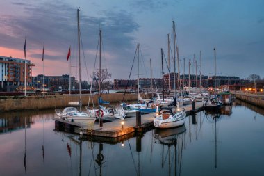 Gdansk, Polonya - 18 Mart 2023: Gdansk, Polonya 'da Motlawa nehrindeki güzel marina.
