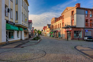 Ustka, Polonya - 8 Temmuz 2023: Baltık Denizi kıyısındaki Ustka kentinin güzel mimarisi, Polonya.