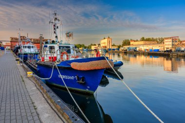 Ustka, Polonya - 8 Temmuz 2023: Baltık Denizi kıyısındaki Ustka kasabasının güzel limanı, Polonya.