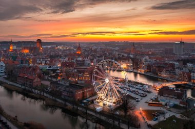 Gdansk, Polonya - 18 Mart 2023: Motlawa nehri kıyısındaki Gdansk şehrinin güzel mimarisi, Polonya.